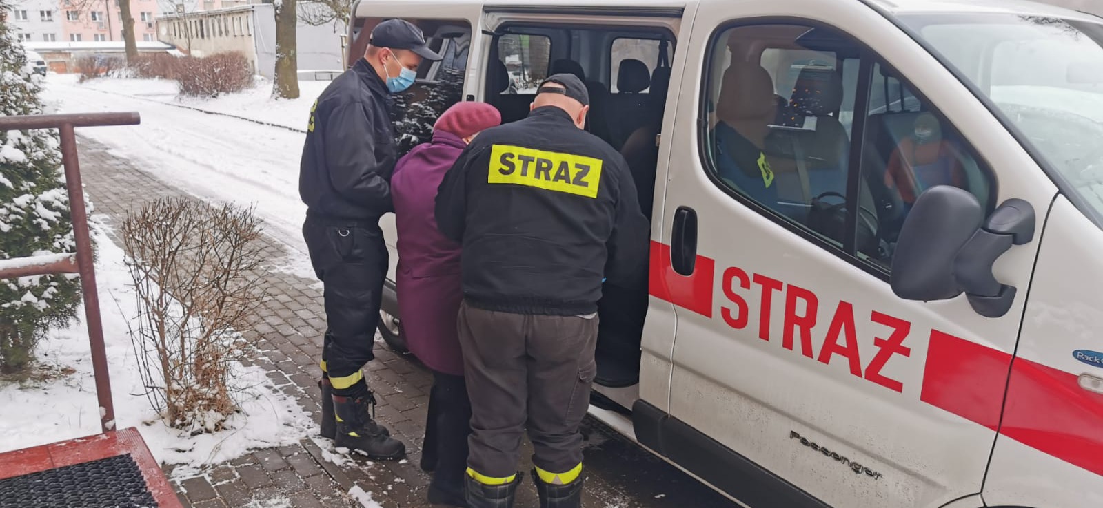 Bytomscy strażacy pomagają seniorom